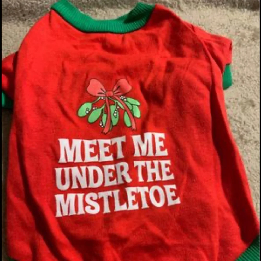 Dog outfit Says Meet Me Under The Mistletoe. Size Medium. New no tags - Picture 1 of 2